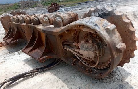 Excavator undercarriage worn and damaged before overhaul