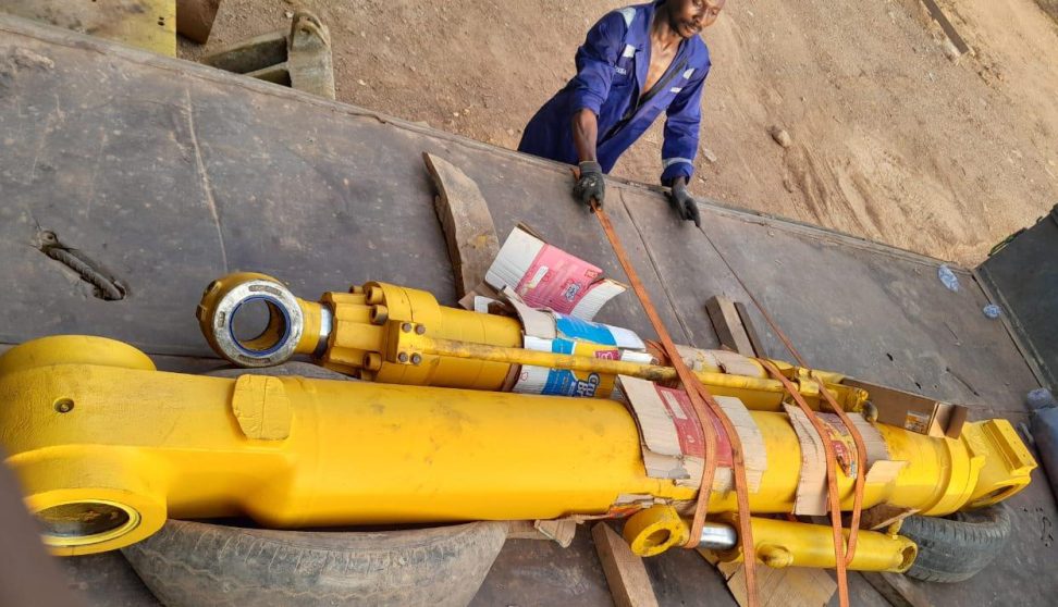 Hydraulic cylinders rigged for repair