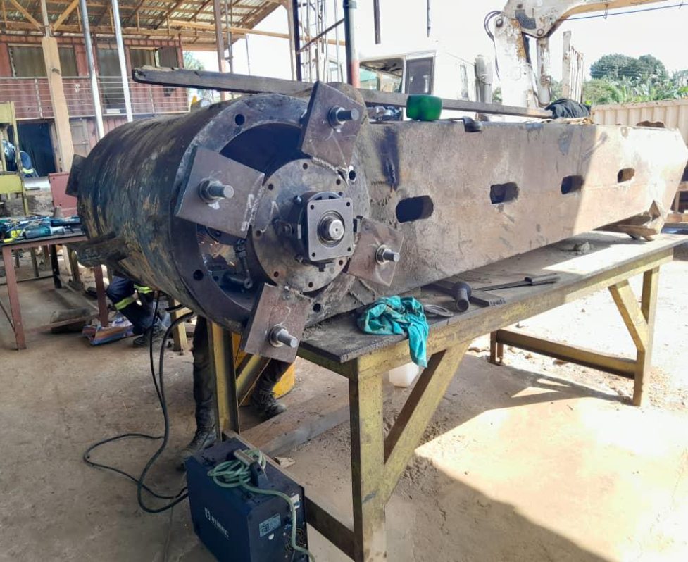 Line boring machine set up to repair a crusher jaw in the GASAQUIC workshop